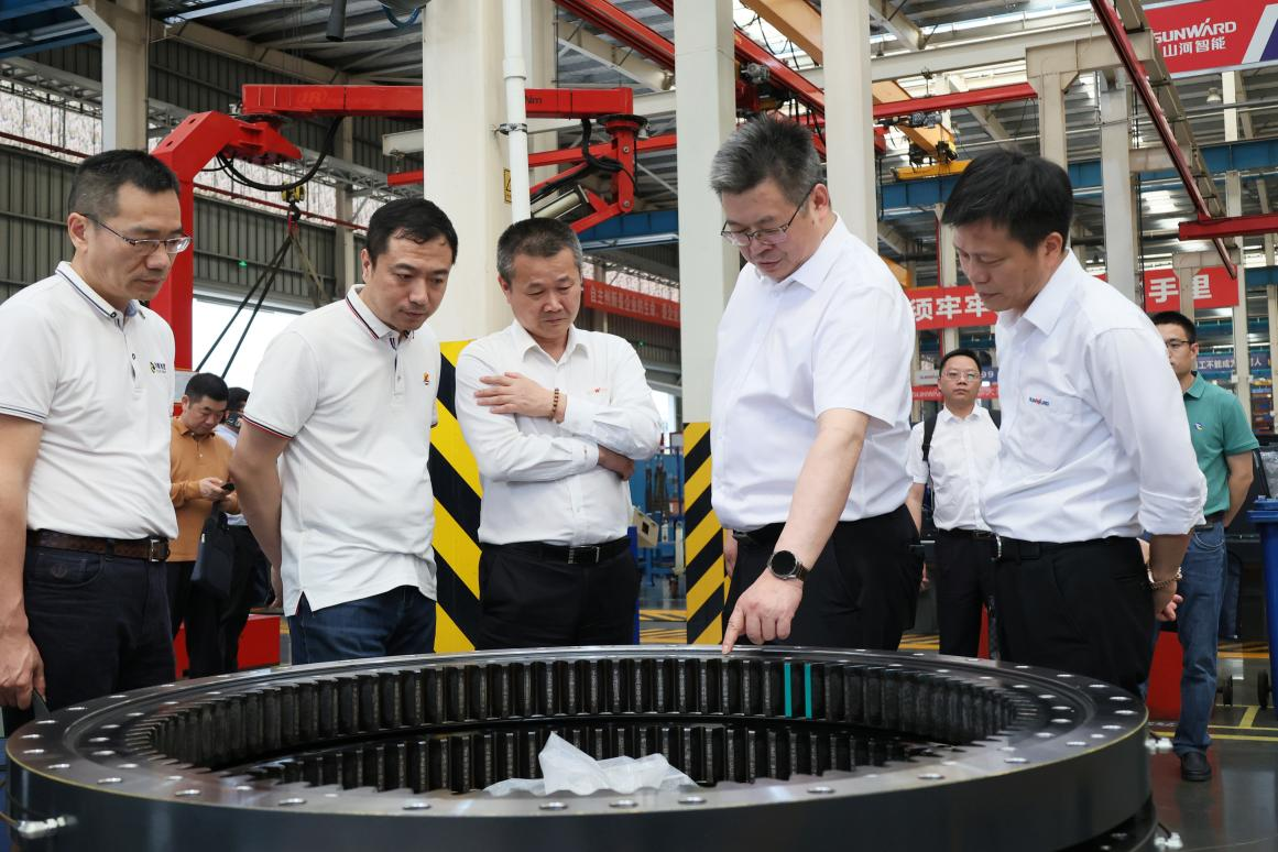 湖南钢铁集团党委书记、、董事长李建宇到鸿运国际智能调研交流