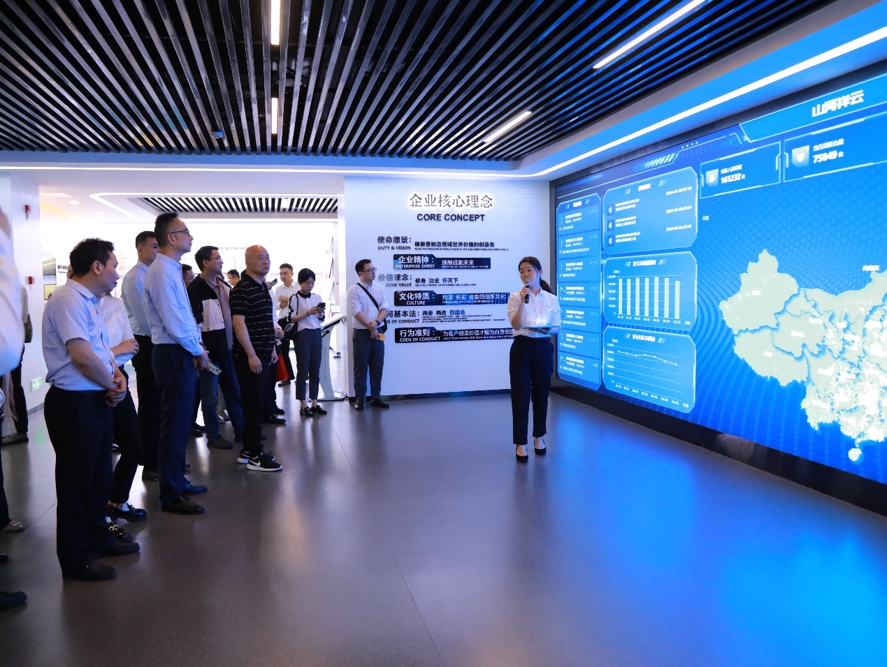 湘潭市工信局带队莅临鸿运国际智能开展智能制造现场观摩交流活动