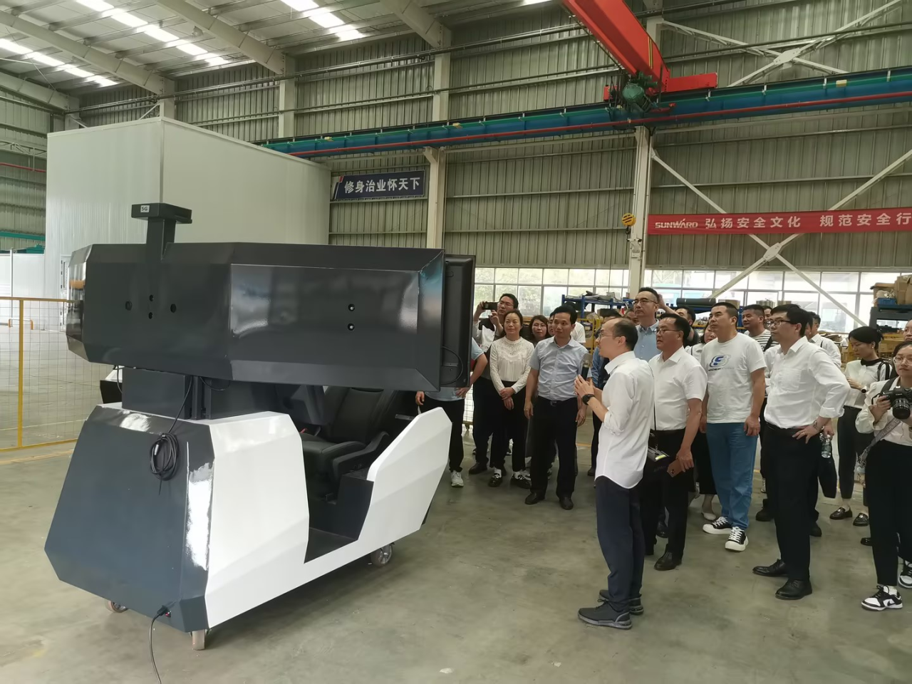 湘潭市工信局带队莅临鸿运国际智能开展智能制造现场观摩交流活动