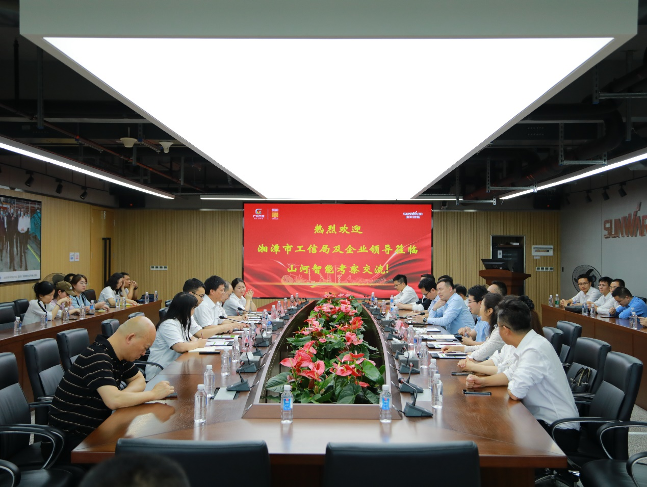 湘潭市工信局带队莅临鸿运国际智能开展智能制造现场观摩交流活动