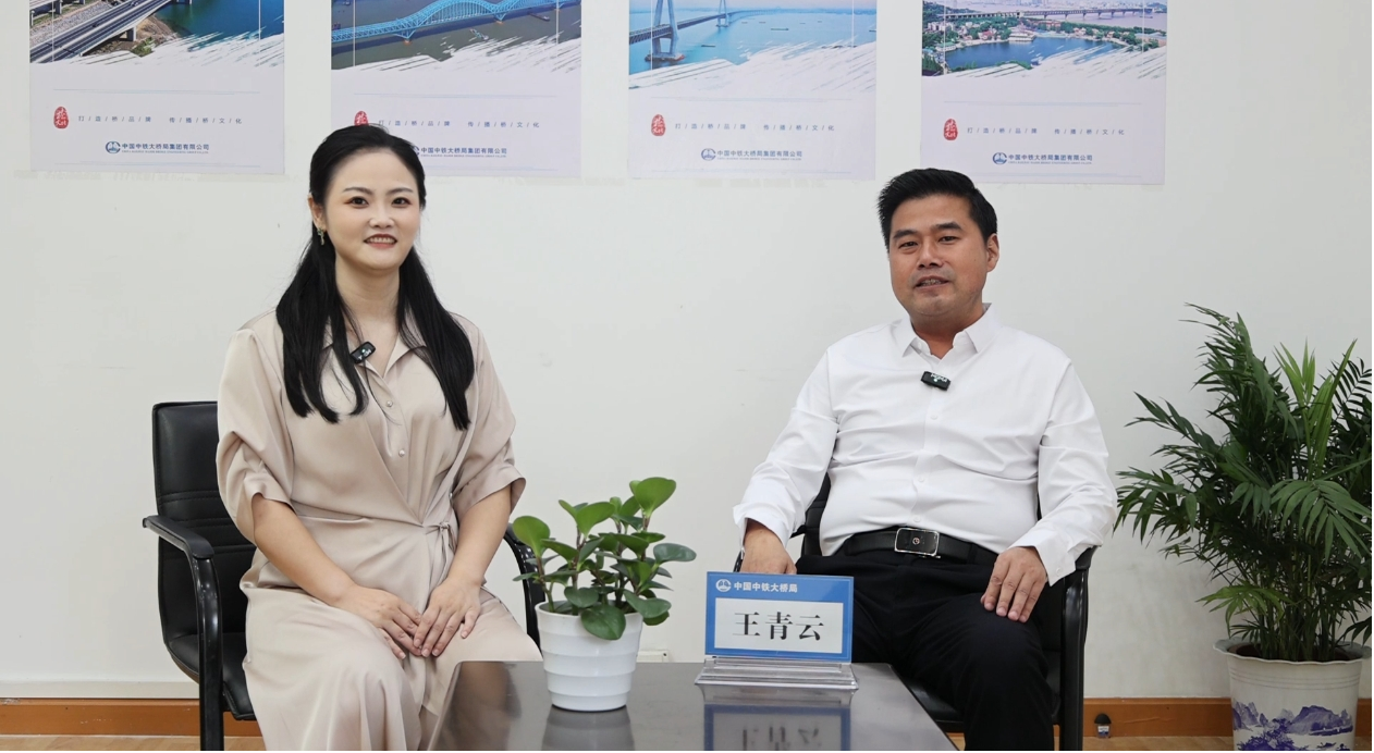 先导式立异，，再推电动新品！！鸿运国际智能SWDM520EE增程式旋挖钻机推介会乐成举行