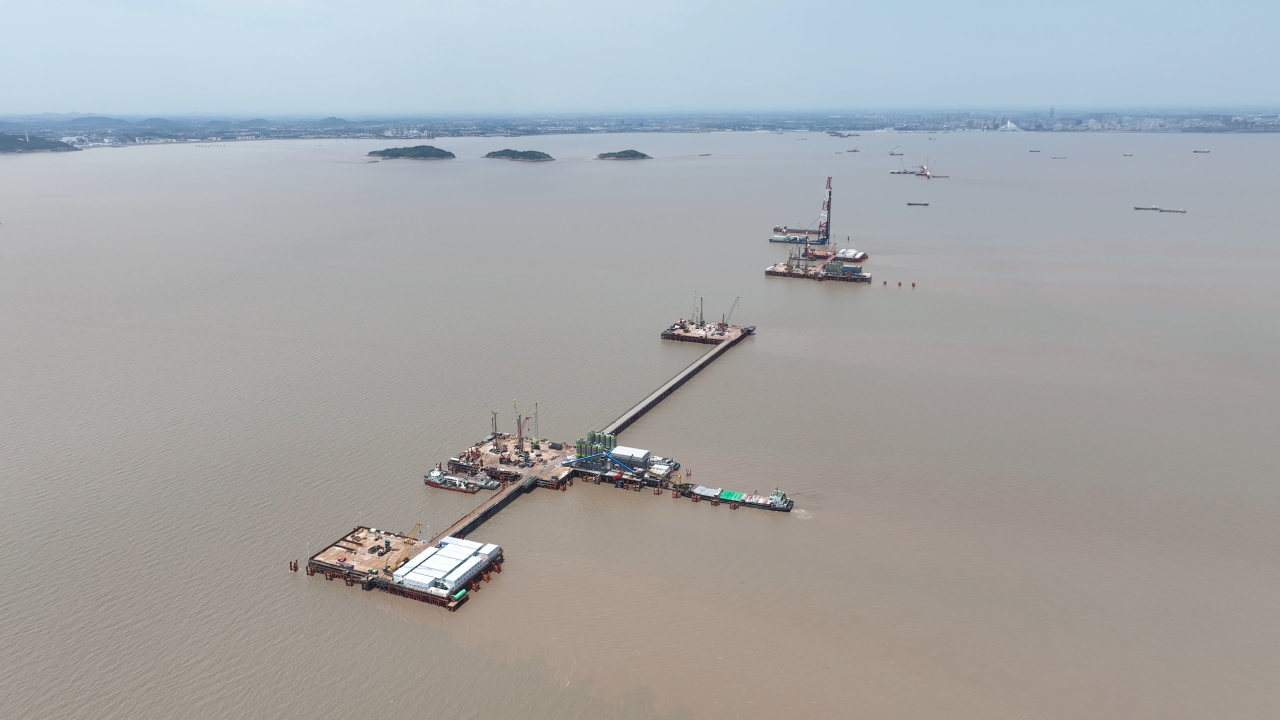 先导式立异，，再推电动新品！！鸿运国际智能SWDM520EE增程式旋挖钻机推介会乐成举行