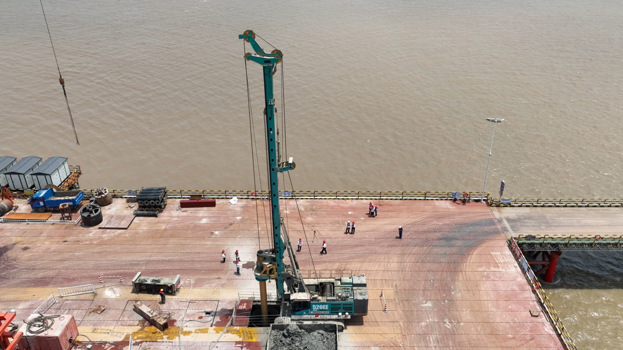 先导式立异，，再推电动新品！！鸿运国际智能SWDM520EE增程式旋挖钻机推介会乐成举行