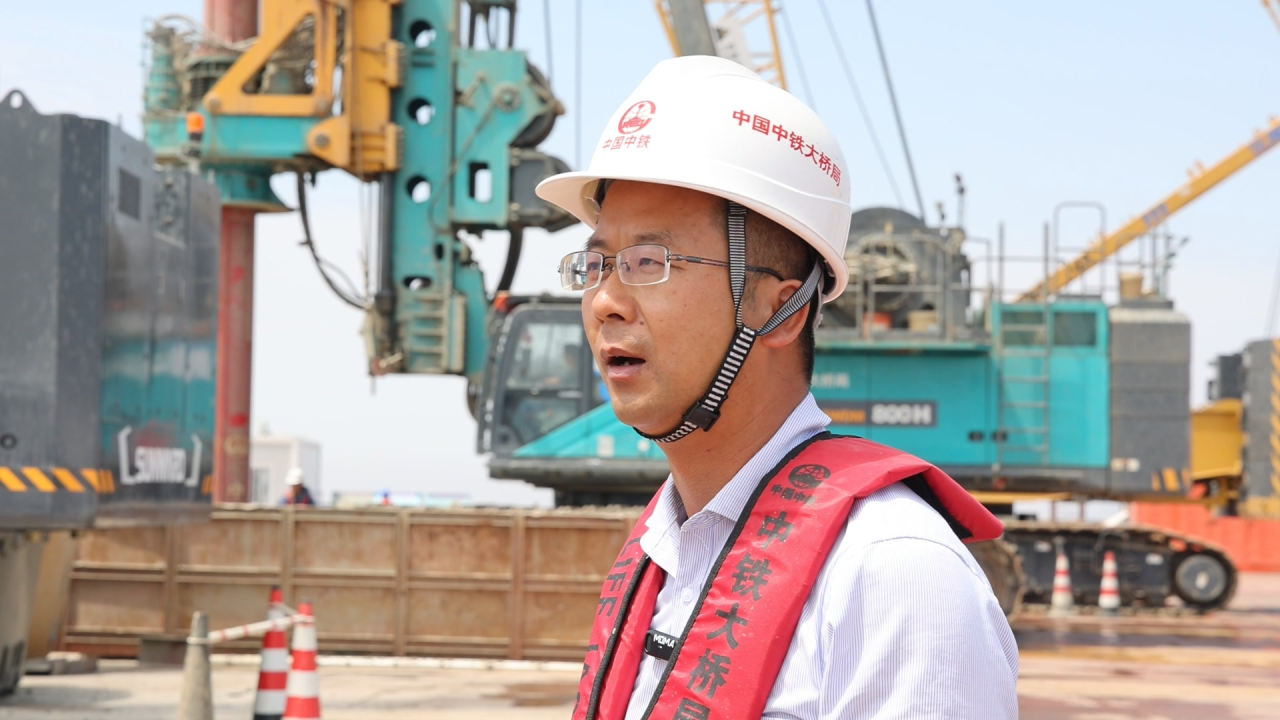 先导式立异，，再推电动新品！！鸿运国际智能SWDM520EE增程式旋挖钻机推介会乐成举行