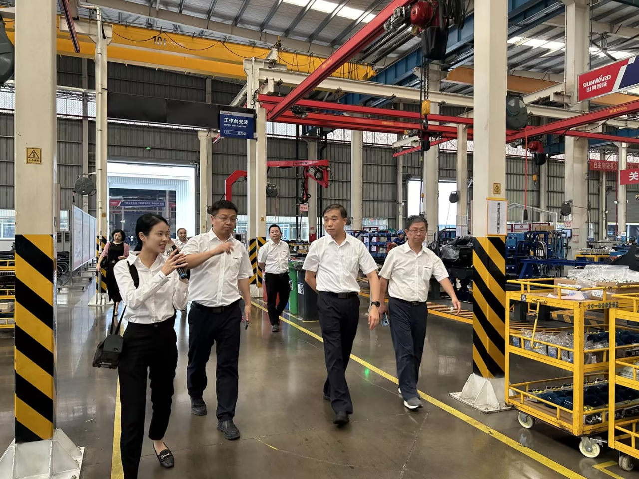 深化交流相助！！广州港李明忠副总司理率队莅临鸿运国际智能考察交流！！