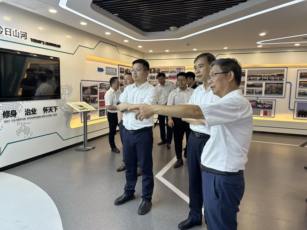 深化交流相助！！广州港李明忠副总司理率队莅临鸿运国际智能考察交流！！