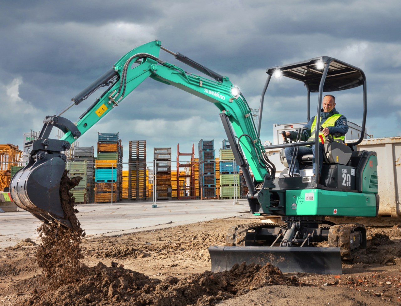 向新而行！鸿运国际智能电动挖掘机线上推介会乐成举行