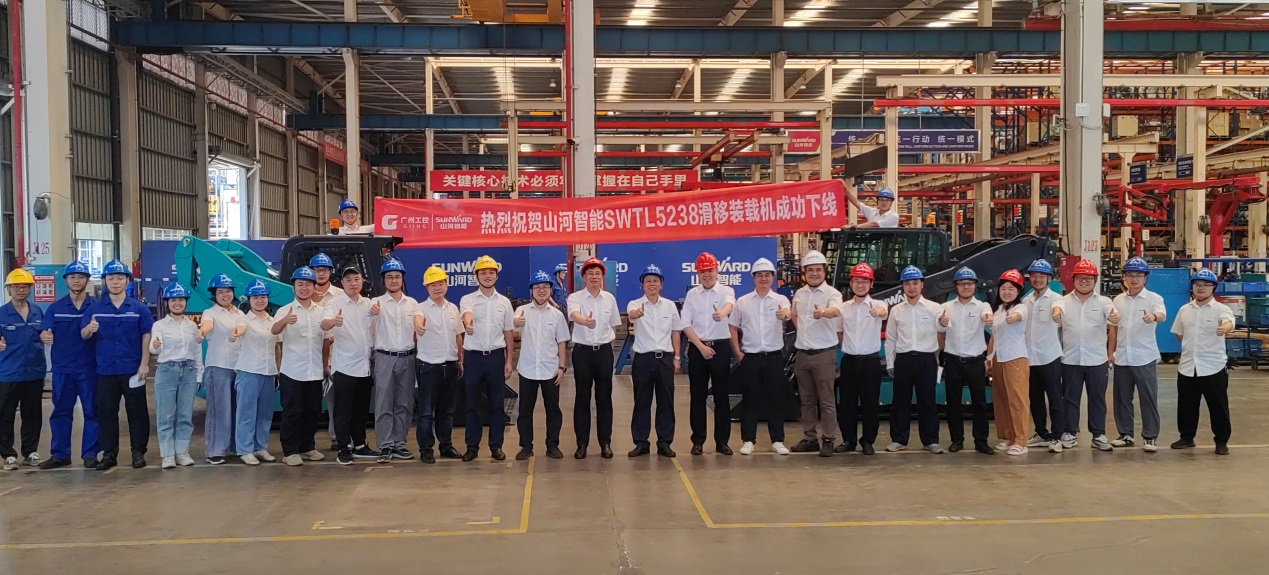 大马力、高性能、高设置！！您要的履带式滑移装载机下线啦！！