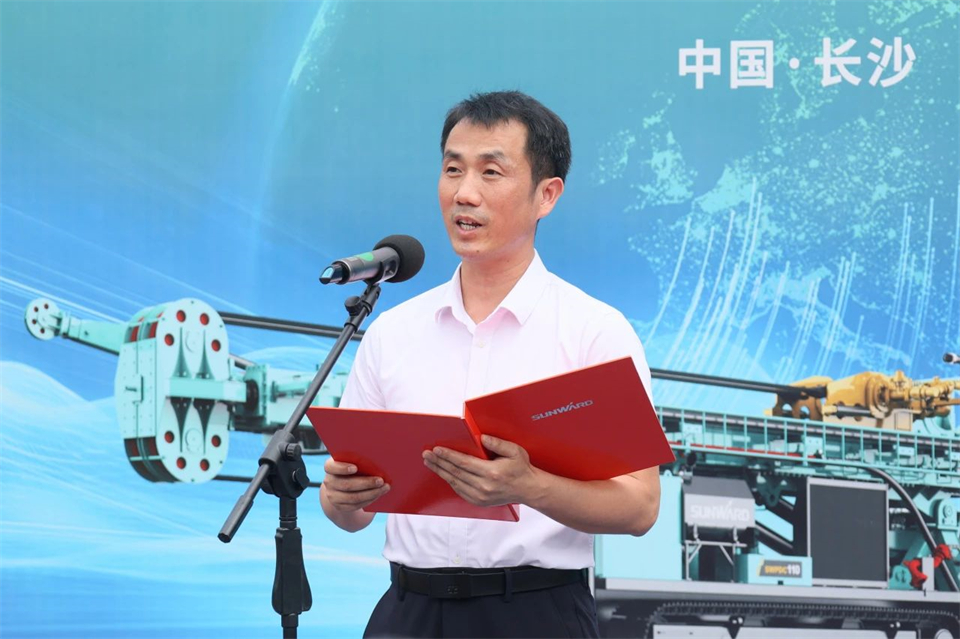 引领绿色科技新篇章！鸿运国际智能新能源钻机乐成交付