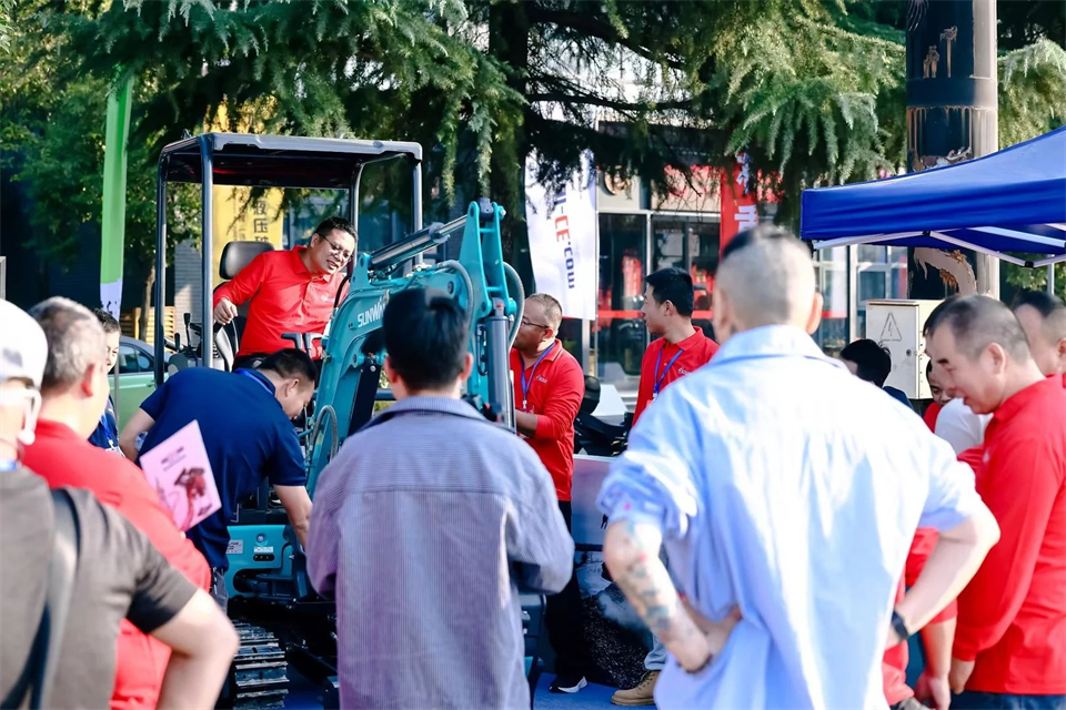 展现“掘”对实力！！！鸿运国际智能亮相2024微挖大会暨小型装备大会