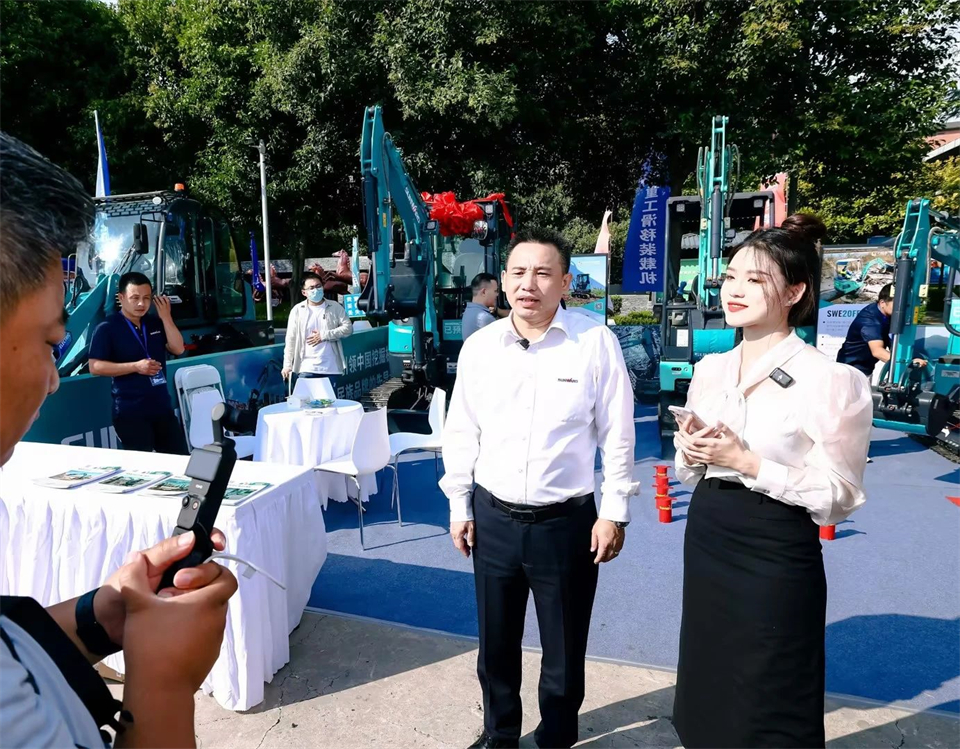 展现“掘”对实力！！！鸿运国际智能亮相2024微挖大会暨小型装备大会