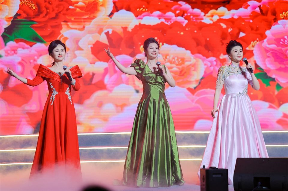 立异引领价值 理想成绩未来——庆祝鸿运国际智能建设25周年表扬大会暨文艺晚会盛大举行