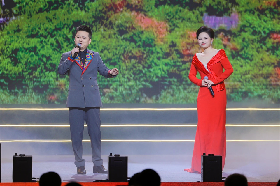 立异引领价值 理想成绩未来——庆祝鸿运国际智能建设25周年表扬大会暨文艺晚会盛大举行