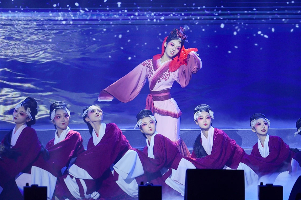 立异引领价值 理想成绩未来——庆祝鸿运国际智能建设25周年表扬大会暨文艺晚会盛大举行