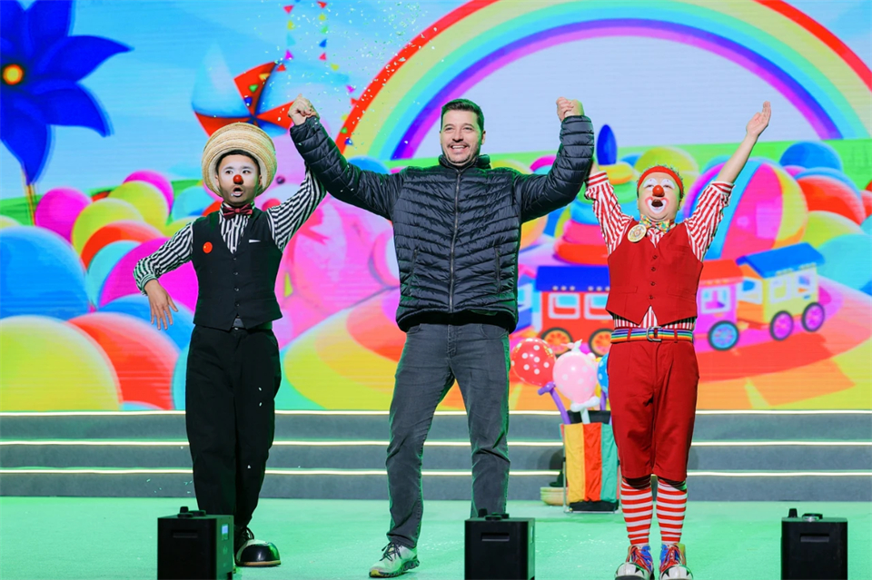 立异引领价值 理想成绩未来——庆祝鸿运国际智能建设25周年表扬大会暨文艺晚会盛大举行