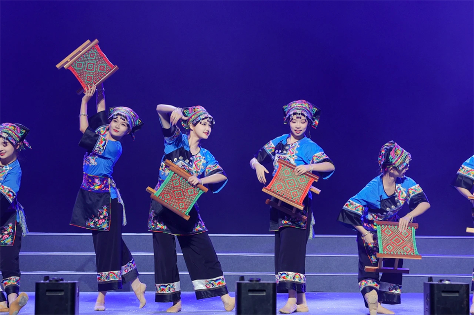 立异引领价值 理想成绩未来——庆祝鸿运国际智能建设25周年表扬大会暨文艺晚会盛大举行