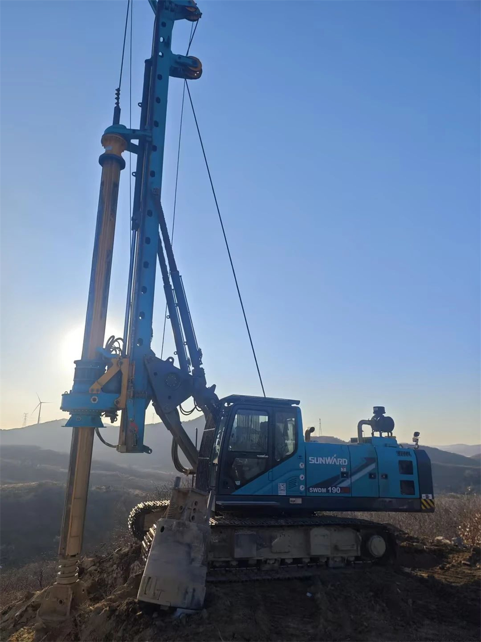 鸿运国际智能举行电塔桩手艺立异交流会，，，为电力基础设施建设注入新动力