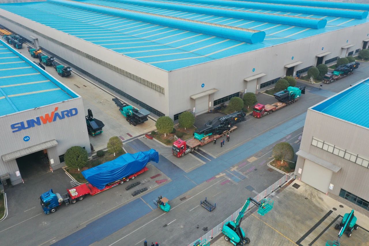 鸿运国际普石勒柴电一体移动破碎筛分装备热销外洋