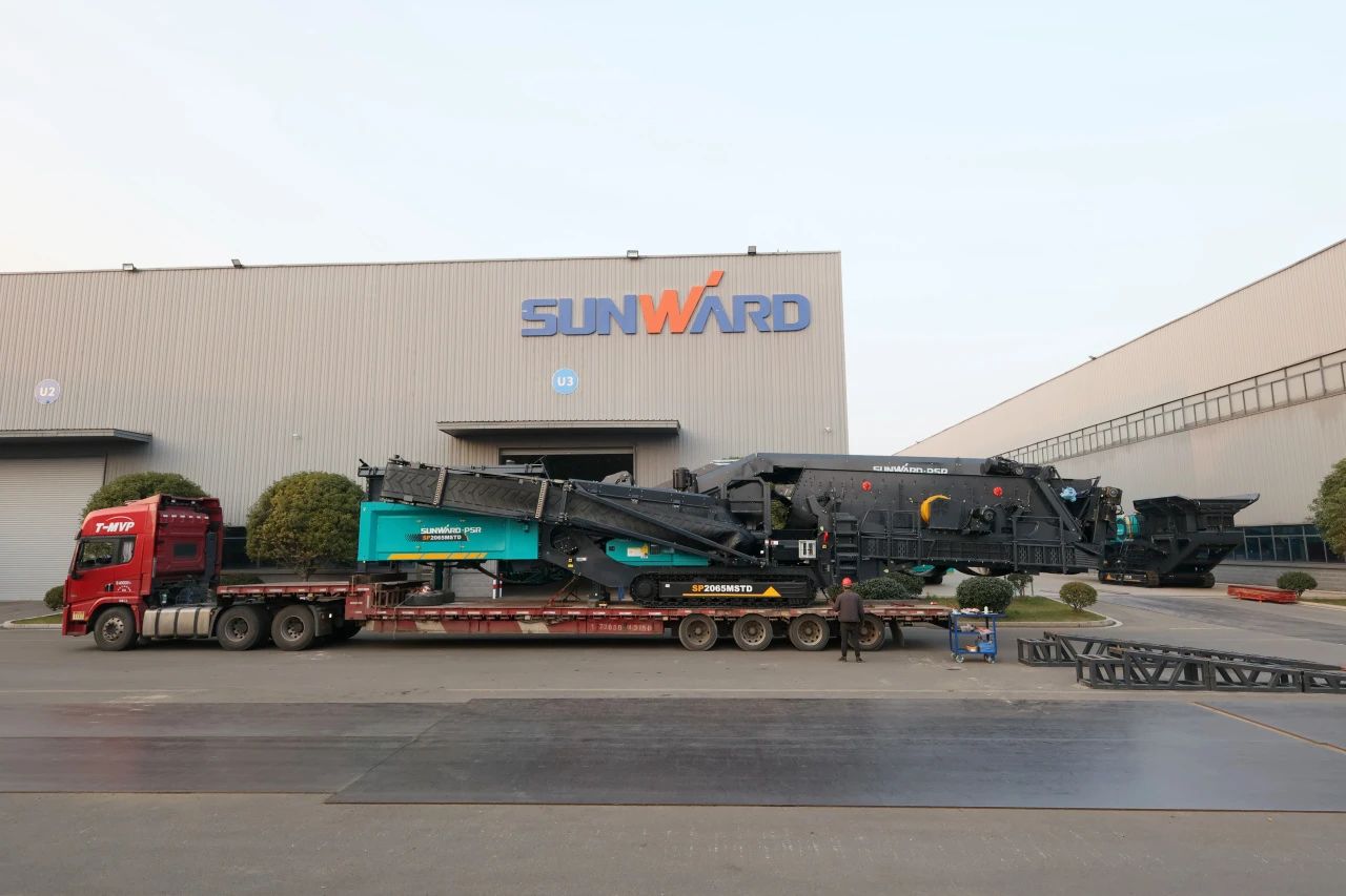 鸿运国际普石勒柴电一体移动破碎筛分装备热销外洋