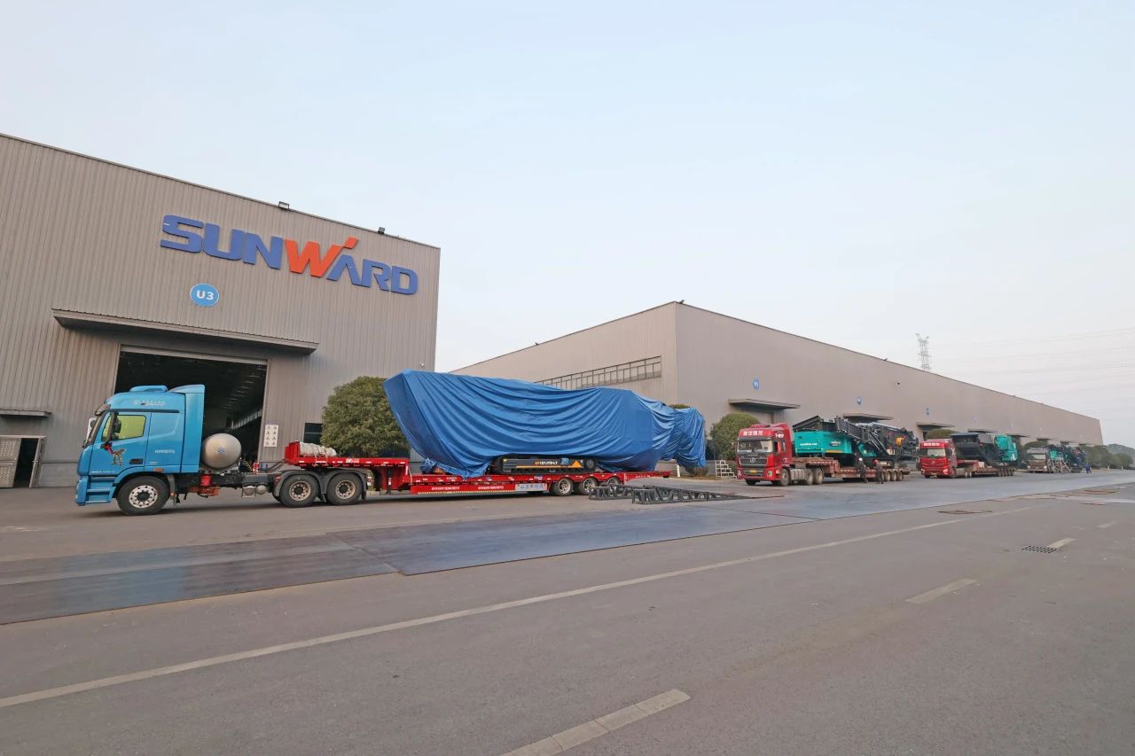 鸿运国际普石勒柴电一体移动破碎筛分装备热销外洋