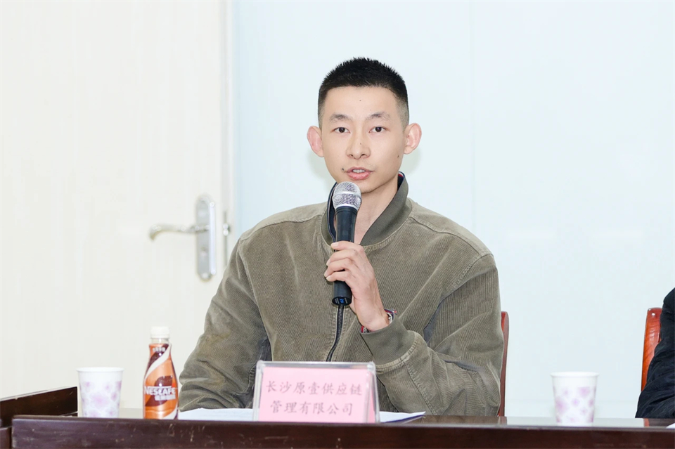 长龙街道、、、鸿运国际智能召开首届年货盛惠暨送春联文化惠民活动事情聚会