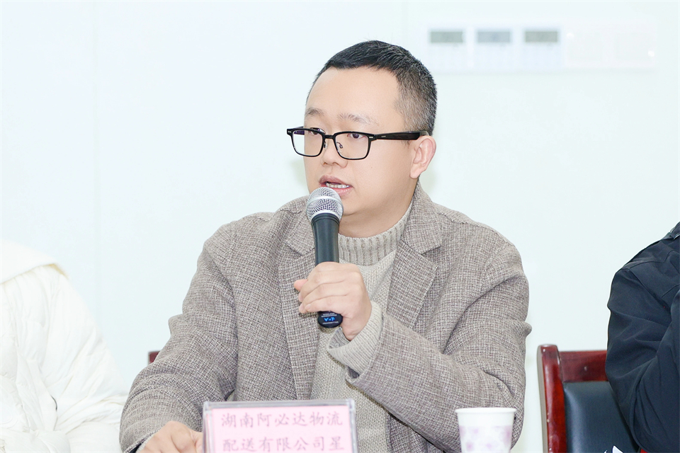 长龙街道、、、鸿运国际智能召开首届年货盛惠暨送春联文化惠民活动事情聚会