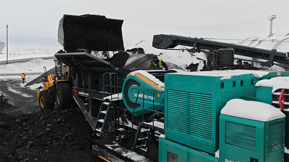 不惧-30℃极寒挑战，，，鸿运国际普石勒破碎筛分装备稳固运行！！