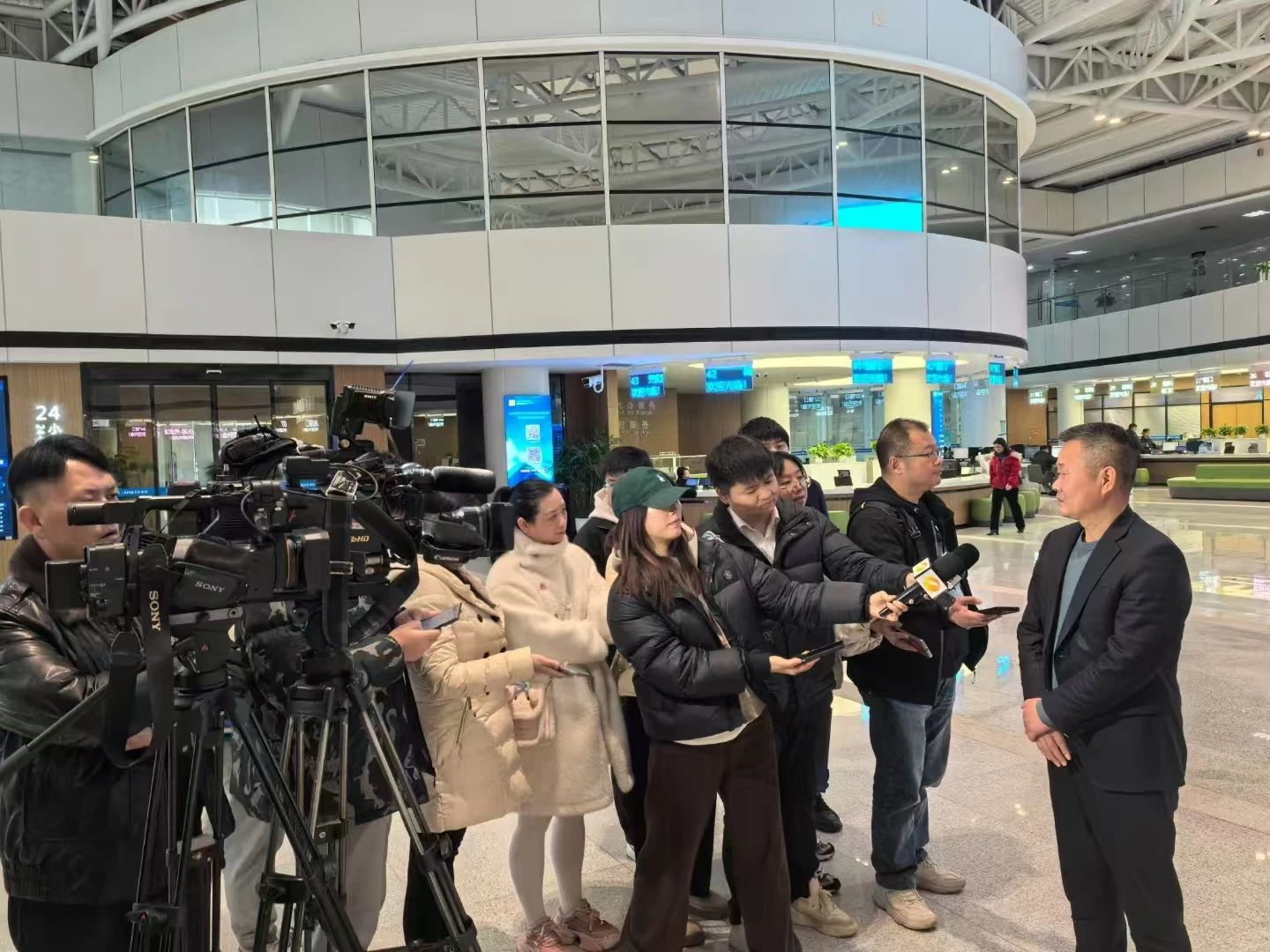 助力长沙经开区高质量生长，，鸿运国际智能喜获四奖项