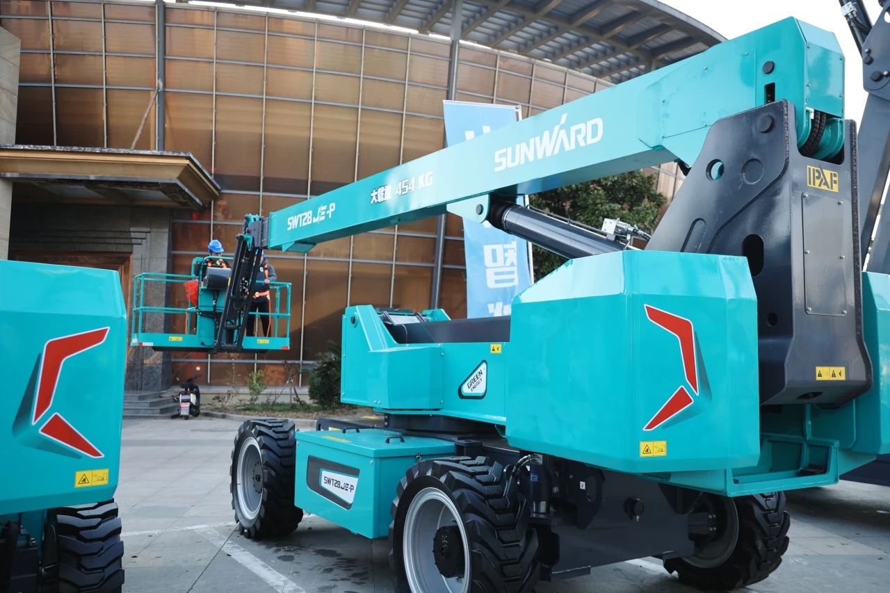 登“高”向“新”，，，鸿运国际智能亮相第九届天下高空作业平台租赁大会