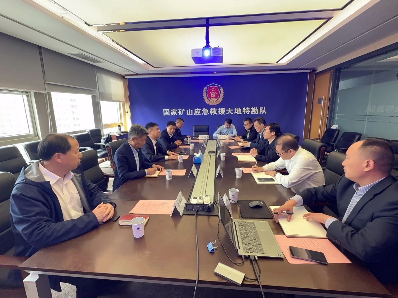 鸿运国际智能董事长付向东带队造访中煤地质总局、大地特勘公司