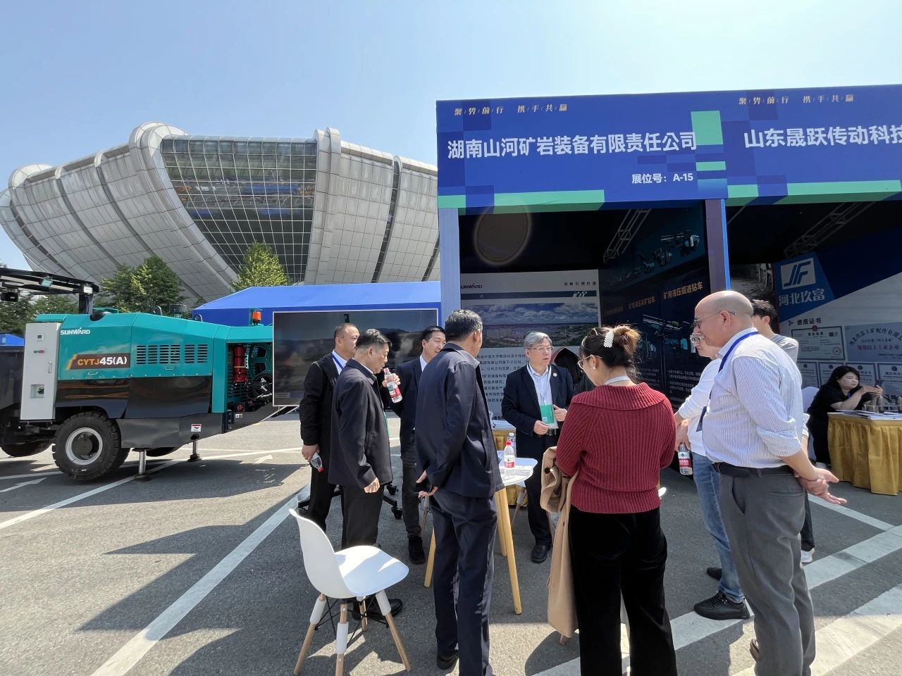 鸿运国际矿岩携井下掘进台车亮相苍南矿山井巷机械展