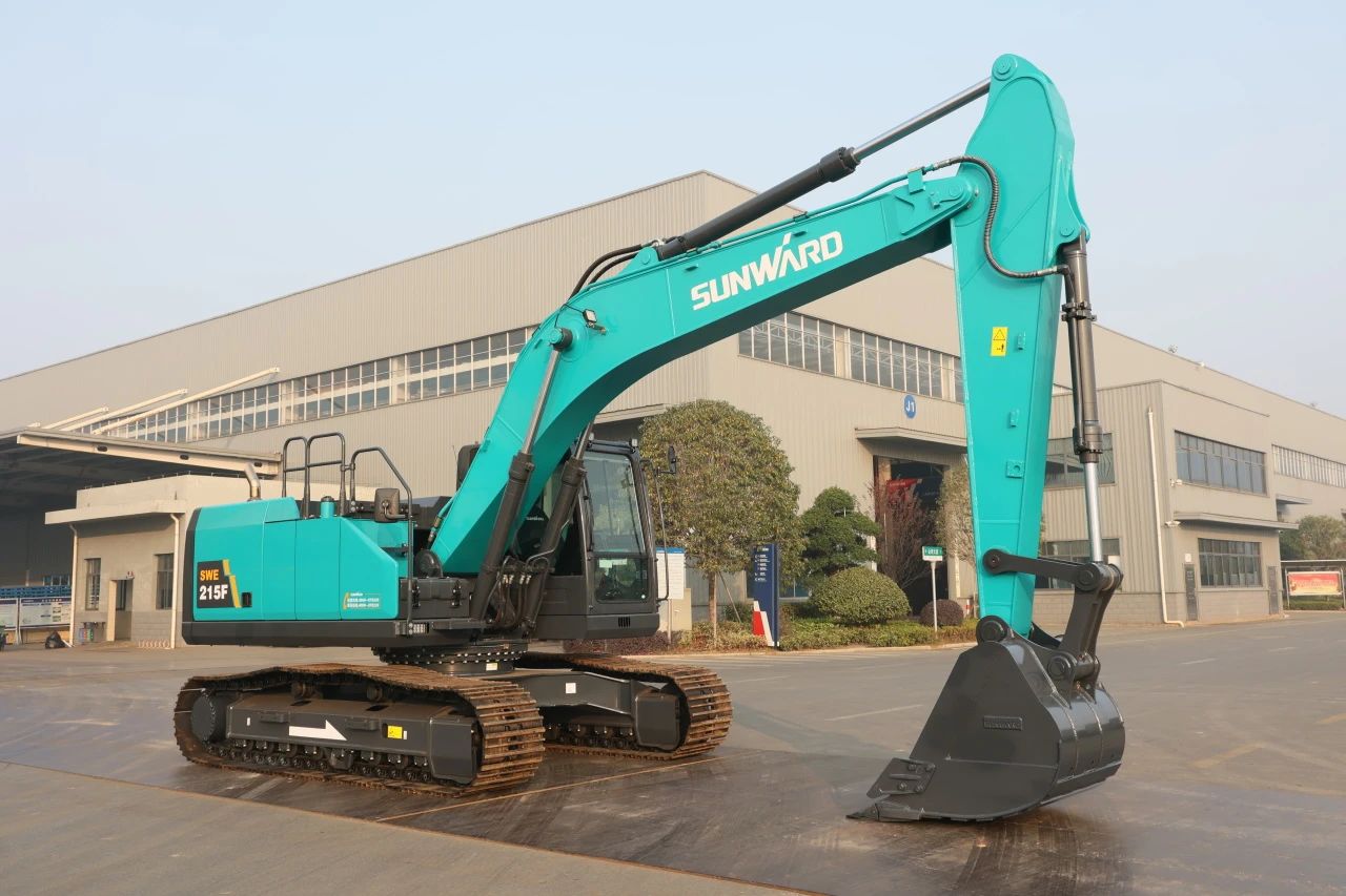 聚焦市场需求，鸿运国际智能三款精品工程液压挖掘机乐成下线