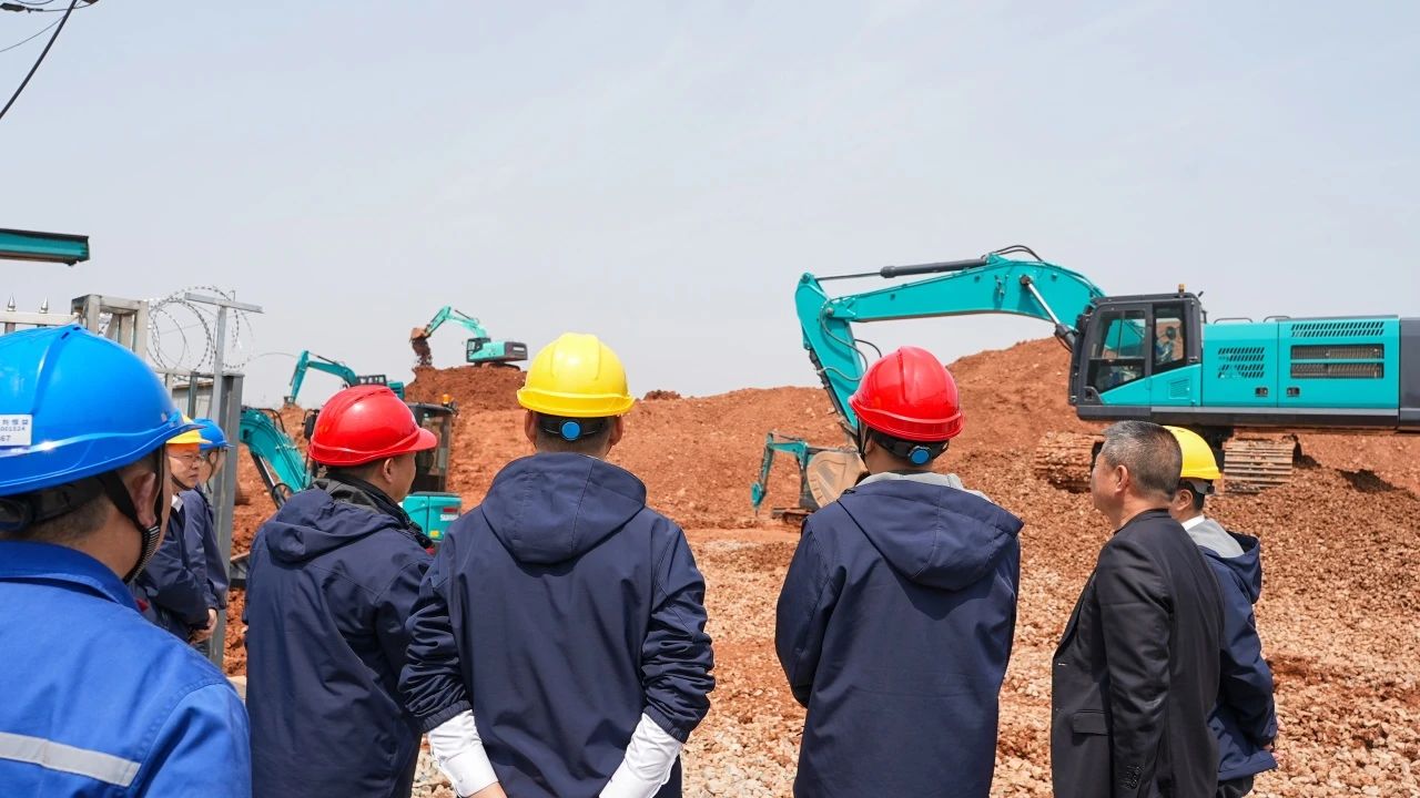 聚焦市场需求，鸿运国际智能三款精品工程液压挖掘机乐成下线