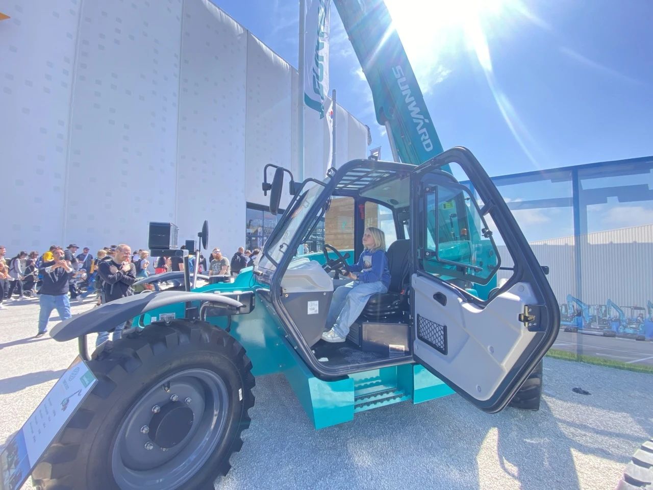 鸿运国际智能高空机械闪灼Bauma 2025！！ 新能源手艺与立异产品获全球瞩目