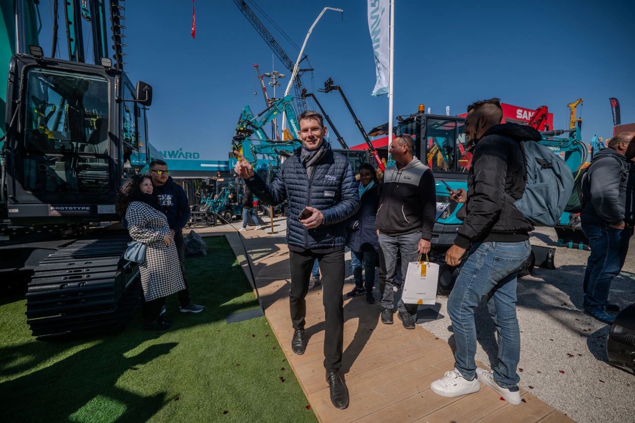 鸿运国际智能董事长付向东：：以绿色智造与全球战略解锁中国工程机械的进阶密码