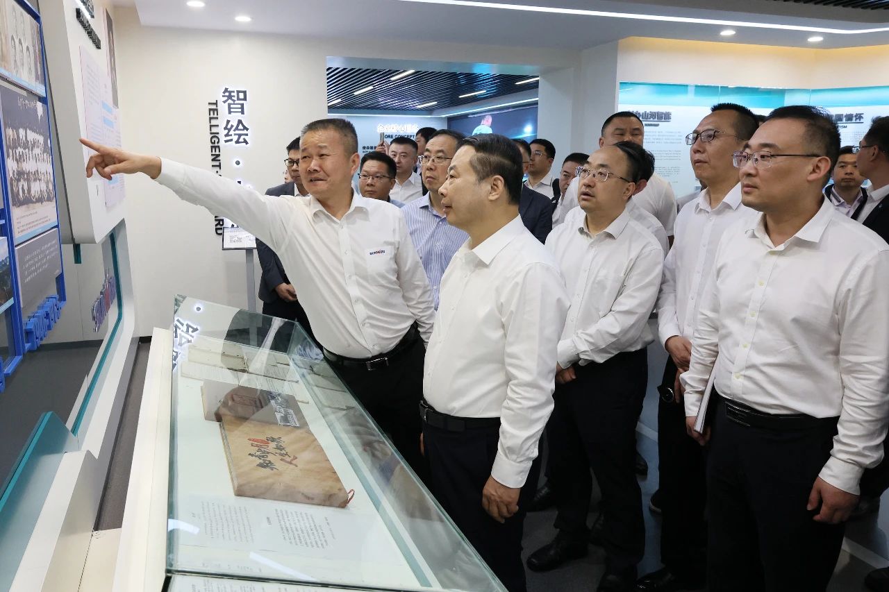 天能控股集团党委书记、、、董事长张天任率队到访鸿运国际智能