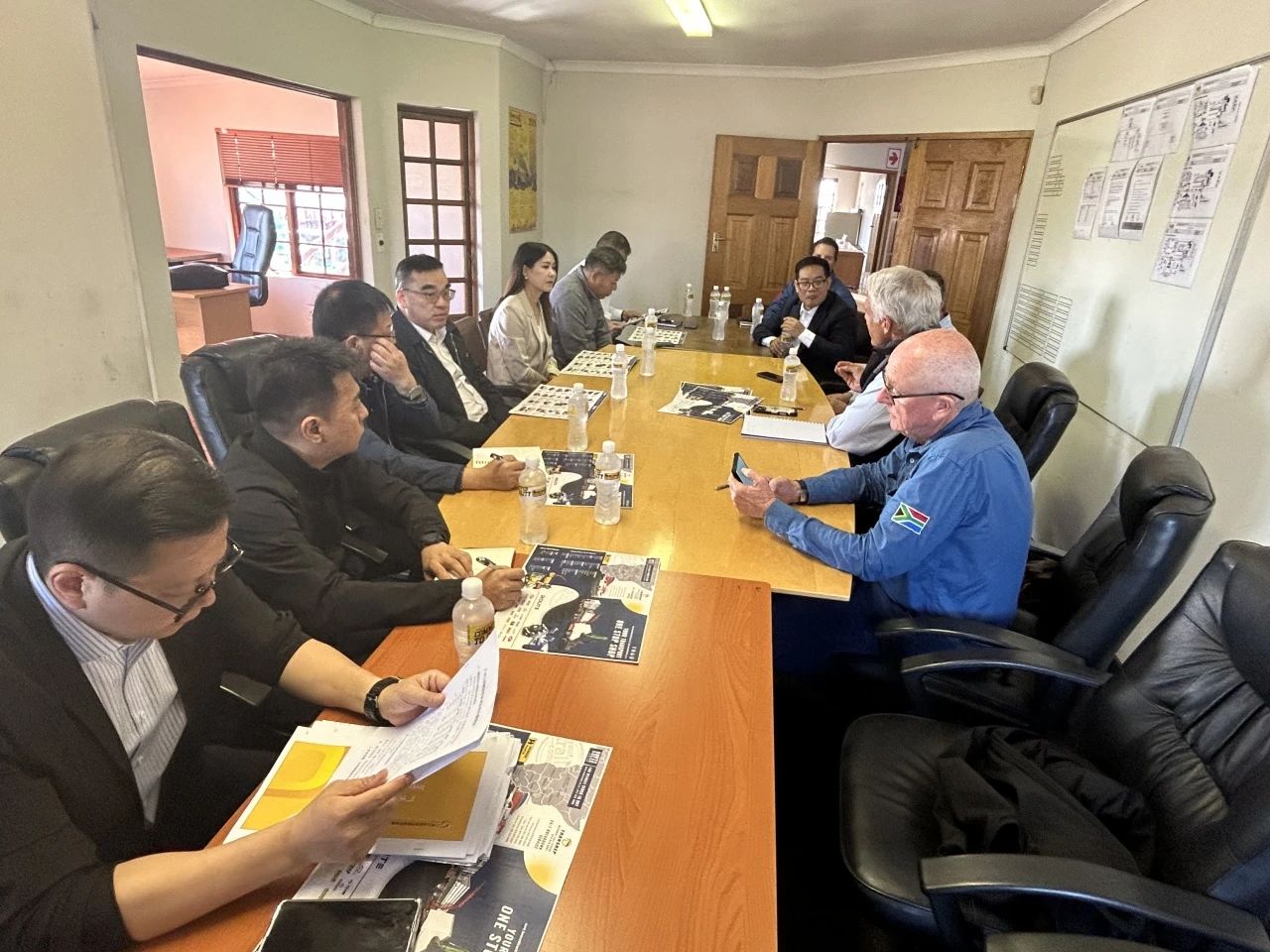 广州工控集团总司理王福铸率队考察鸿运国际智能南非子公司