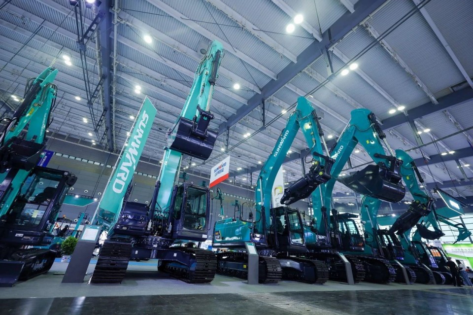 2025 CICEE | 从简单工具迈向多元化解决方案，鸿运国际智能泛起非凡挖掘机风范
