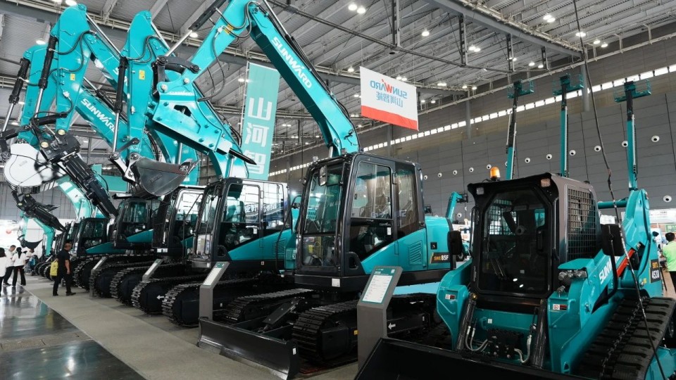 2025 CICEE | 从简单工具迈向多元化解决方案，鸿运国际智能泛起非凡挖掘机风范