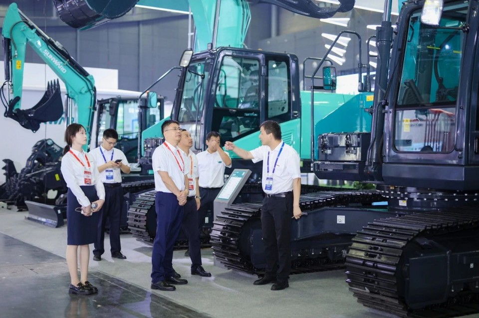 2025 CICEE | 从简单工具迈向多元化解决方案，鸿运国际智能泛起非凡挖掘机风范