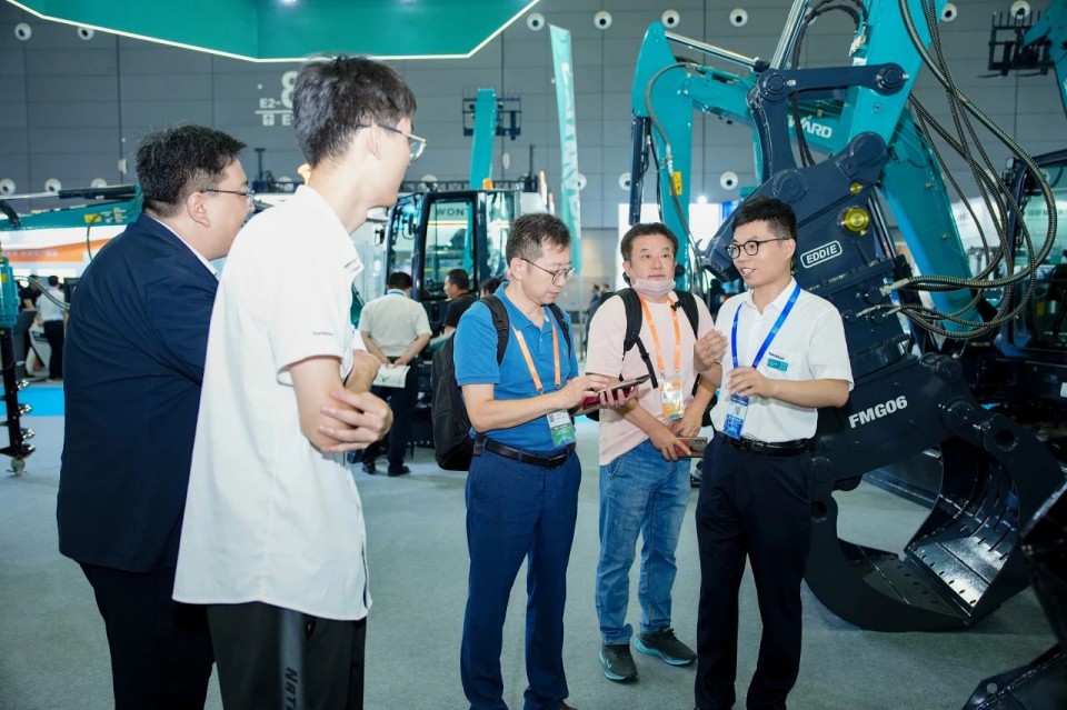 2025 CICEE | 从简单工具迈向多元化解决方案，鸿运国际智能泛起非凡挖掘机风范