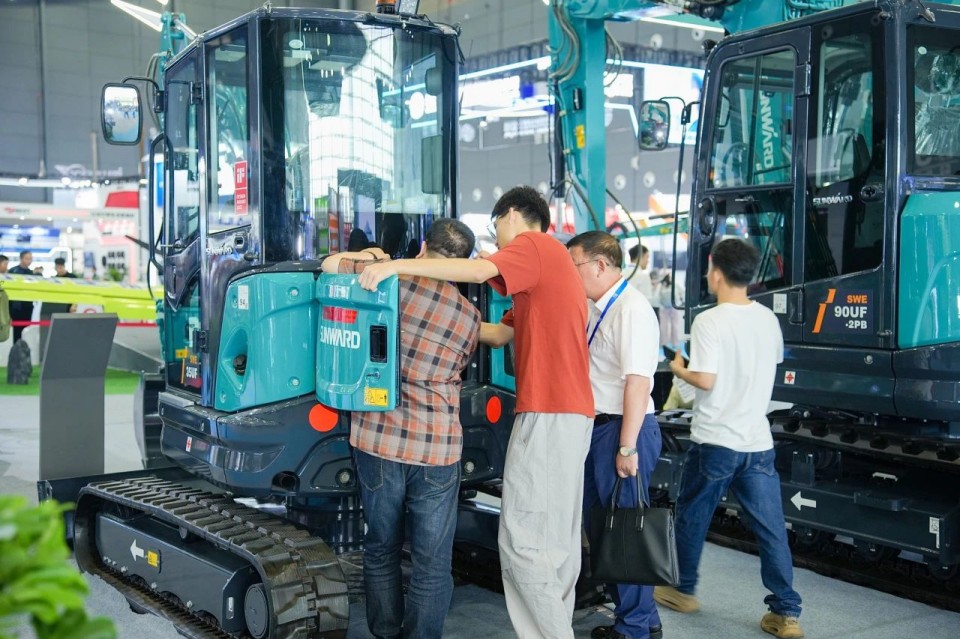 2025 CICEE | 从简单工具迈向多元化解决方案，鸿运国际智能泛起非凡挖掘机风范