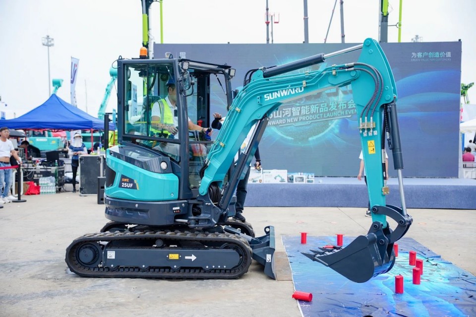 2025 CICEE | 从简单工具迈向多元化解决方案，鸿运国际智能泛起非凡挖掘机风范