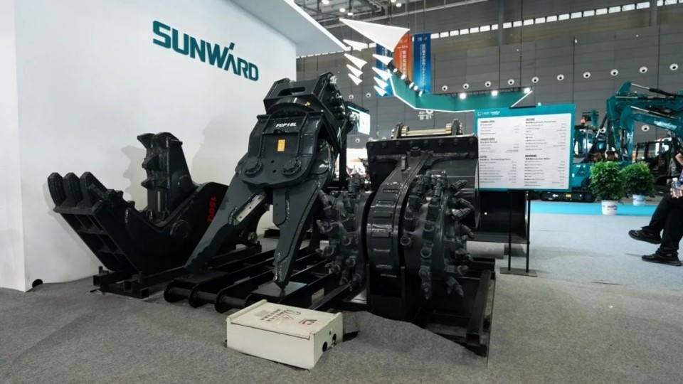 2025 CICEE | 从简单工具迈向多元化解决方案，鸿运国际智能泛起非凡挖掘机风范