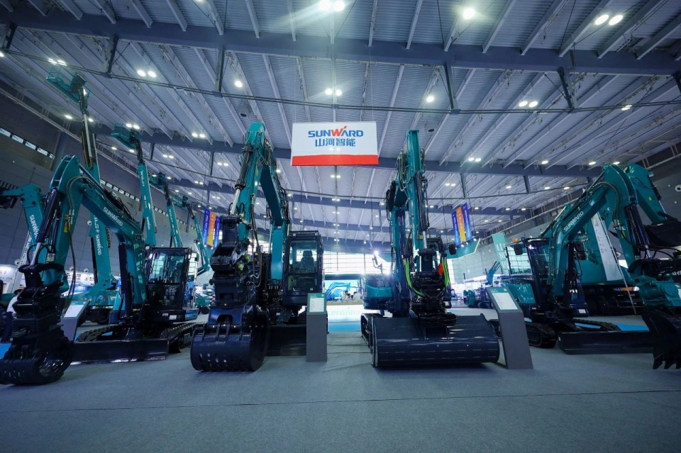 2025 CICEE | 从简单工具迈向多元化解决方案，鸿运国际智能泛起非凡挖掘机风范