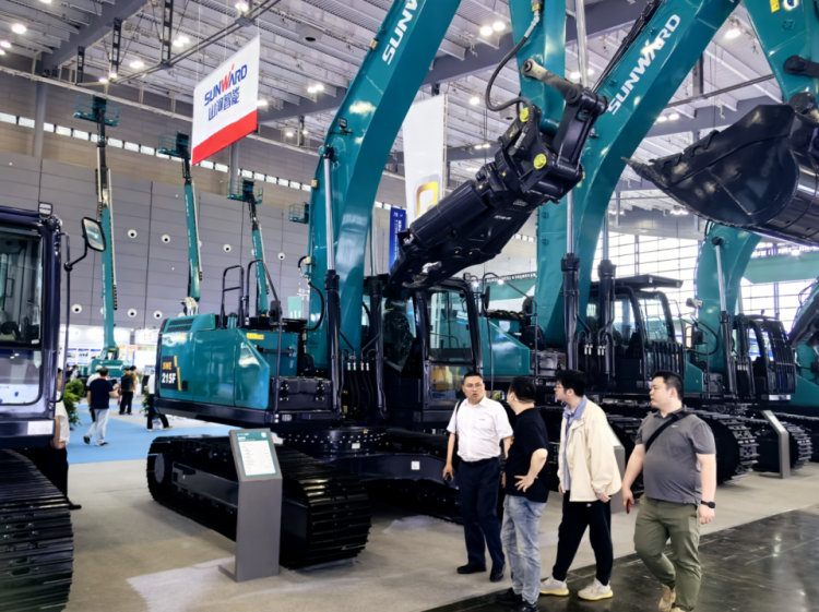 2025 CICEE | 打造极致精品化，，，鸿运国际智能挖掘机“圈粉”长沙展