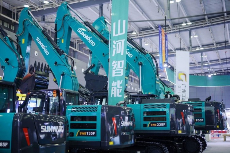 2025 CICEE | 打造极致精品化，，，鸿运国际智能挖掘机“圈粉”长沙展