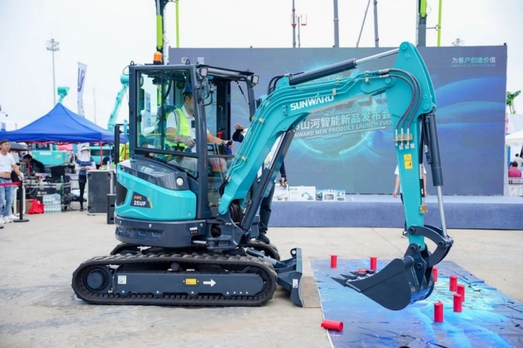 2025 CICEE | 打造极致精品化，，，鸿运国际智能挖掘机“圈粉”长沙展