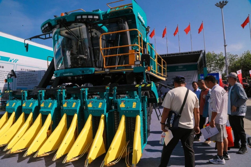 鸿运国际智能亮相2025新疆国际农业机械博览会