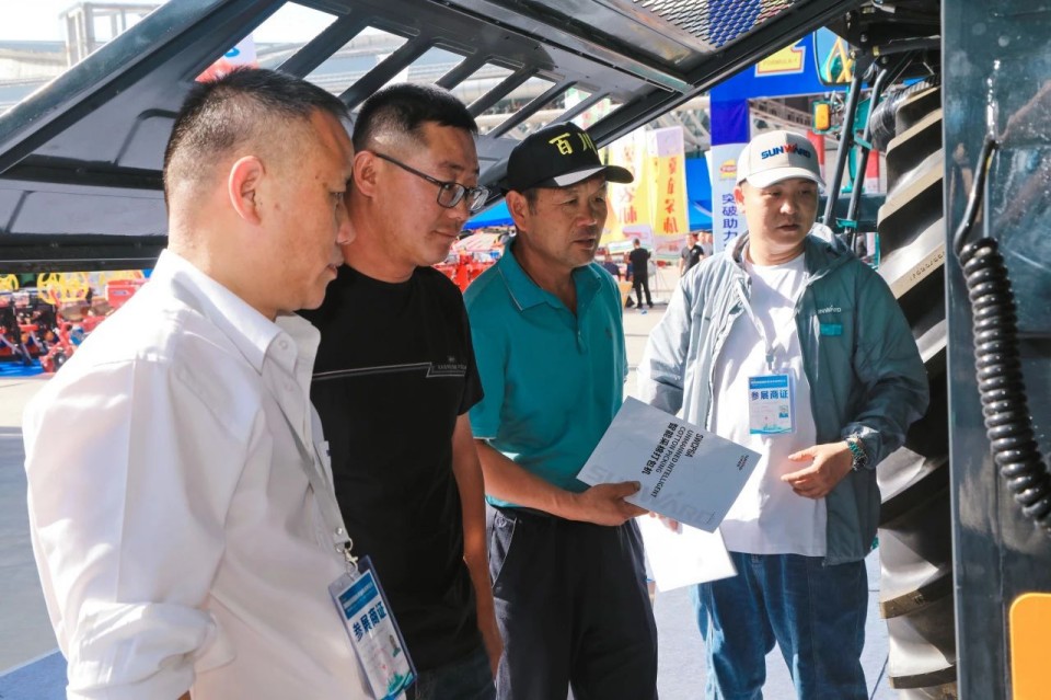 鸿运国际智能亮相2025新疆国际农业机械博览会